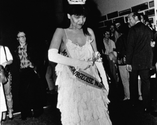 Mlle Bourgeoise Noire begins to concentrate. Mlle Bourgeoise Noire performance by Lorraine O'Grady.